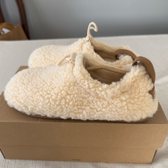 UGG PLUSHY SLIPPERS - Picture 2 of 10